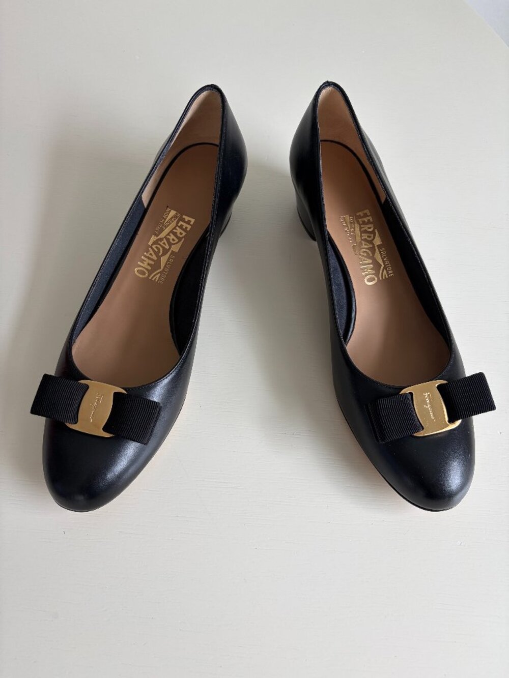 Salvatore Ferragamo Vara Black Leather Pumps 9B New in Box